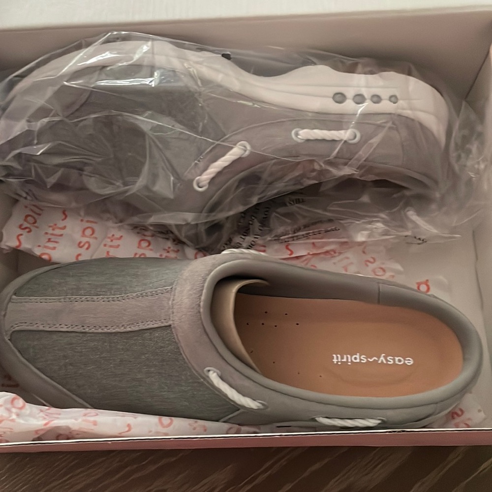 Brand new Easy Spirit 10M Travelport 23 clogs